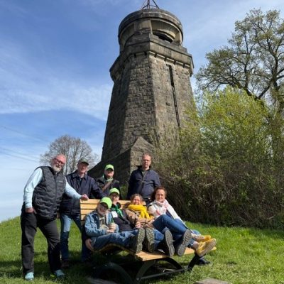 Stiftung spendet neue Bänke am Bismarckturm
